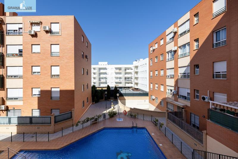 Foto 4acce219-2130-4365-88d9-35f8ab490668. Pis amb calefacció aparcament piscina a parque nueva Granada Granada