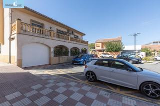 Maison à Las Tres Cruces. Casa en armilla con terraza, patio y amplia cochera