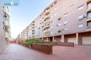 Appartement  Calle arzobispo pedro de castro. Hogar ideal. 4 dormitorios. garaje. calefacción. vistas despejad