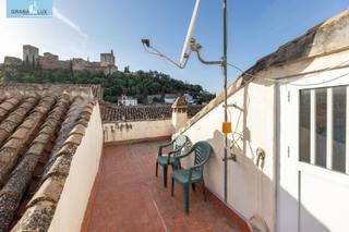 Casa  Calle de san juan de los reyes. Interesante casa en el albaycín con dos dúplex habitados y vista