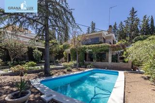 Chalet  Calle goya. Casa con terreno y piscina  en la zubia