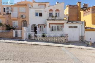 Casa adossada en Avenida de la libertad 6. Preciosa casa con 4 dormitorios y torrendespacho y cochera en z