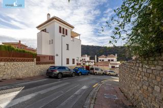Chalet  Calle sala de las dos hermanas, 6. Exclusiva casa independiente con garaje para dos coches  con pis