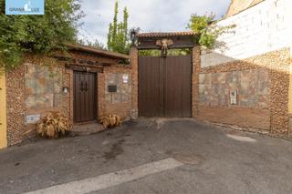 Casa  Calle de dulcinea 23. Casa de una sola planta, moderna y muy bien situada