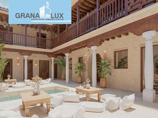 Edifici  De la botica. Edificio histórico junto a plaza larga, en el corazón del albaic