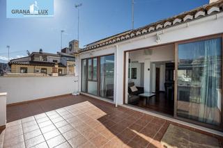 Pis a Calle san pedro mártir 8. Vive la experiencia de un ático premium en el corazón de granada