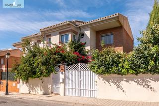 Maison jumelée à Huétor Vega. Casa pareada con piscina propia en los rebites, huétor vega