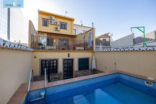 Maison jumelée à Pulianas. Adosado con piscina, en la mejor zona de pulianas