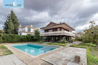 Maison  Avenida de huétor-vega. Gran casa con parcela y piscina en cájar