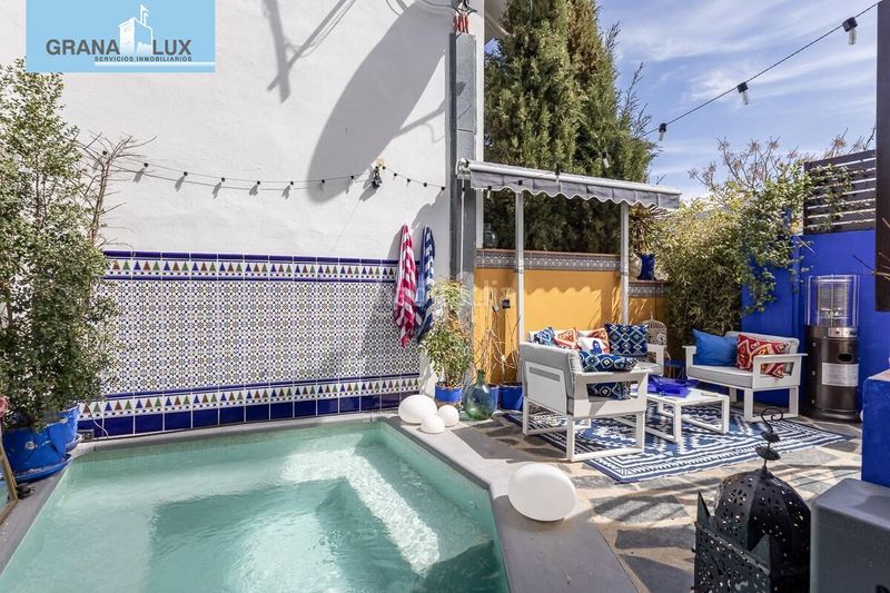 Foto c3b7b5f1-79fc-4e2c-b66f-0f73c1e6d129. Casa aparellada amb aparcament piscina a Barrio de la Vega Monachil