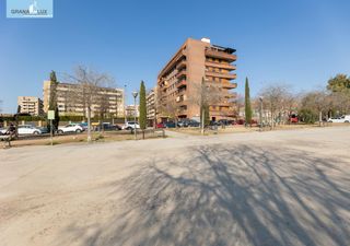 Pis  Calle mecina-bombarón. Espacioso piso en urbanización con jardines y piscina a un paso