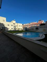 Pis  Calle amargura. Venta de piso bajo en urbanización con piscina.