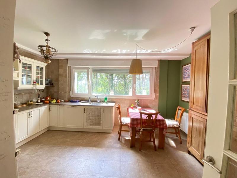 Foto 3bd04e7b-58bd-4c6a-9131-a83691009ec5. Chalet  unifamiliar ubicado en bosque autóctono , a tres min de núcleo urbano . en Loiu