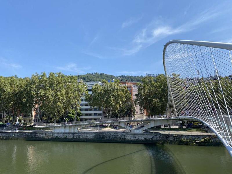Foto f363fcd6-ddeb-4b9a-9fa8-58c27aabf023. Dúplex espectacular dúplex en el campo volantín en Bilbao