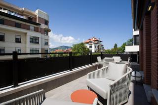 Piso en Neguri. Exquisito piso de obra reciente con dos terrazas y jardín, ubica