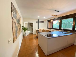 Chalet à Mungia. Unifamiliar con vivienda en una planta , piscina y mucha privaci