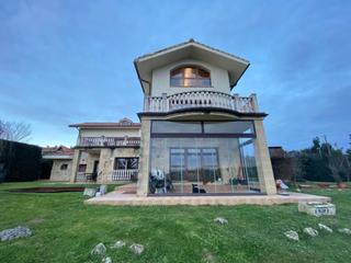 Chalet  Arriaga auzoa. Gran chalet unifamiliar , cercano a núcleo urbano y servicios .