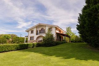Chalet in Mungia. Casa espectacular junto a núcleo urbano