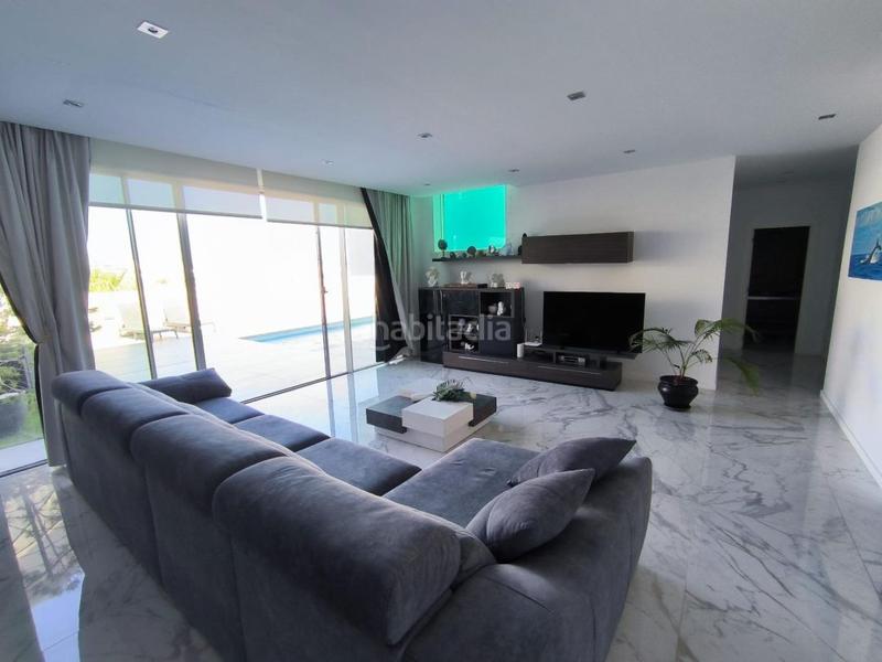 Foto 5ef4eafe-49b1-44b6-b7ef-b01b8e44c1f7. Xalet a avenida barcelona 25 a balcón de Finestrat-terra marina Finestrat