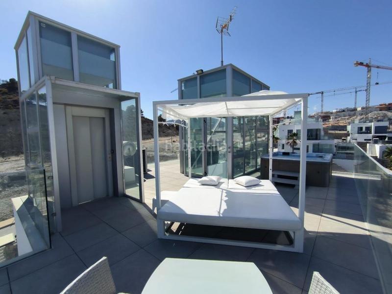 Foto 8e8371e4-159e-4fc9-ac73-a156cc95486a. Xalet a avenida barcelona 25 a balcón de Finestrat-terra marina Finestrat