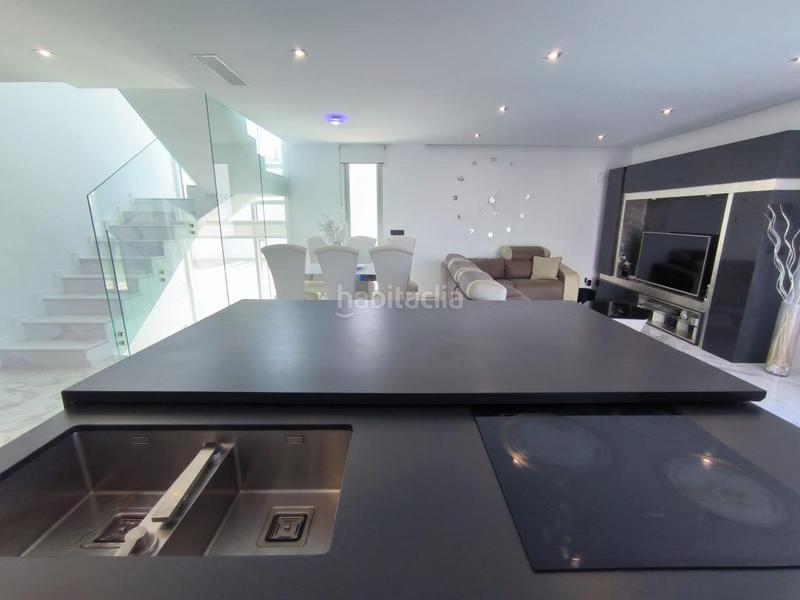 Foto 937fc7a4-0b62-4d5a-9ac1-342793fdbb4f. Xalet a avenida barcelona 25 a balcón de Finestrat-terra marina Finestrat