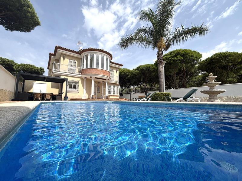 Foto 1787218b-07a9-4a6c-8c72-b59451805a1d. Chalet avec chauffage parking piscine dans La Barrosa Chiclana de la Frontera