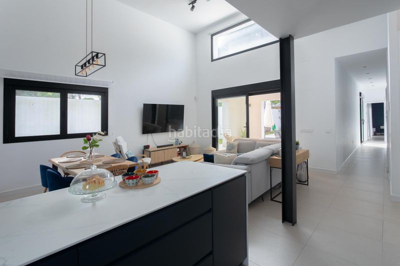 Foto a566b898-135d-4a7d-aba8-7cf3bc171e94. Chalet  en La Barrosa Chiclana de la Frontera