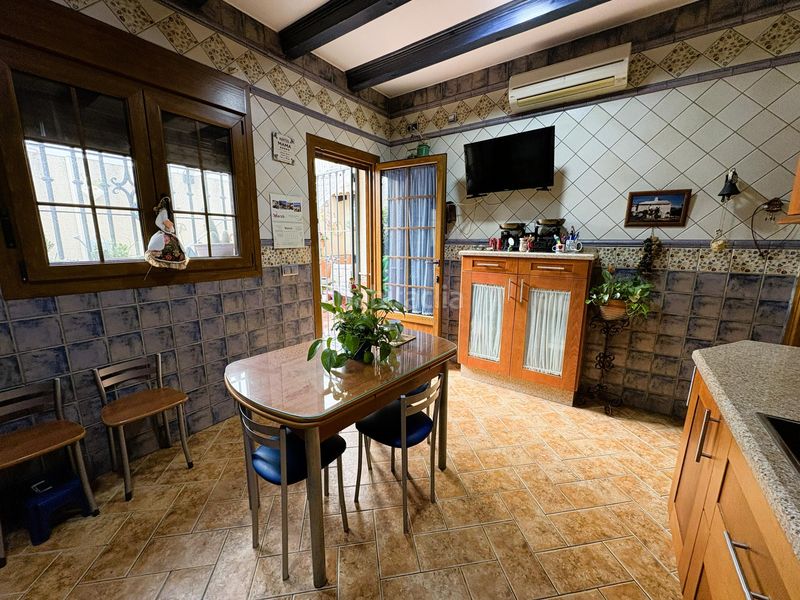 Foto ad5f3c72-4c9c-40a6-9fe3-bca8d283e488. Casa aparellada amb aparcament a Arcos de la Frontera