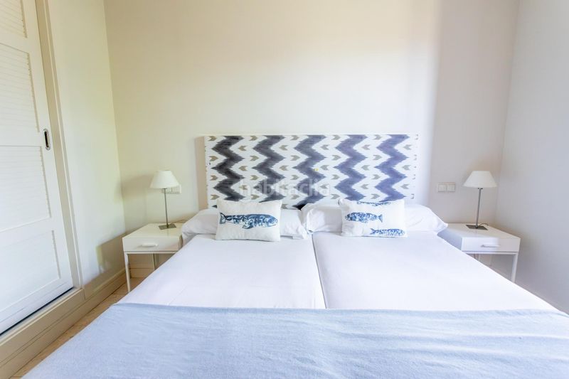 Foto bb328fc5-0d16-44ef-9276-979bd22e75ad. Apartament amb aparcament piscina a La Barrosa Chiclana de la Frontera