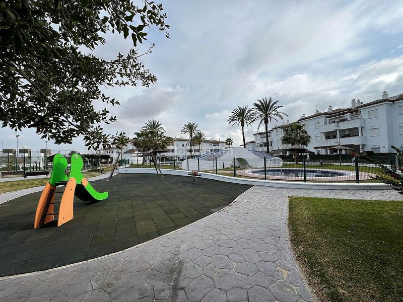 Foto 6e29b4e9-2e96-49f1-9d40-a0ff7f7759b4. Apartament amb aparcament a La Barrosa Chiclana de la Frontera