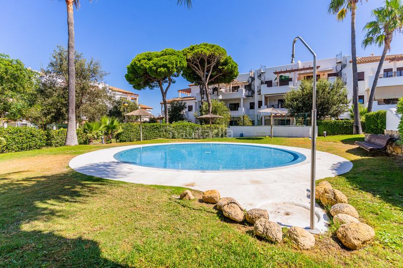Foto e5dc6941-54a0-4539-afc0-19159246e43b. Apartament amb aparcament piscina a La Barrosa Chiclana de la Frontera