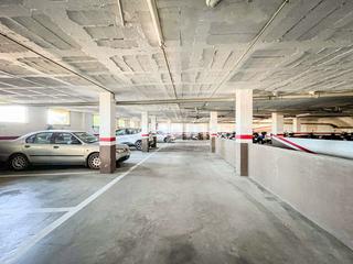 Aparcament cotxe  Amadeo vives. Parking en montferrant