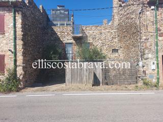 Casa adossada a Mollet de Peralada. Casa de piedra para reformar