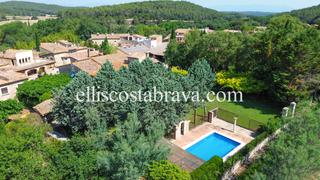 Casa  Carrer de les eres. Propiedad atípica con capilla y piscina privada