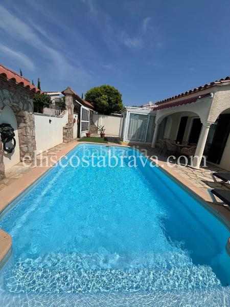 Foto 188a9e38-77c0-4ec3-9a3a-4ac673963662. Haus mit kamin heizung pool in Riells Escala (L´)