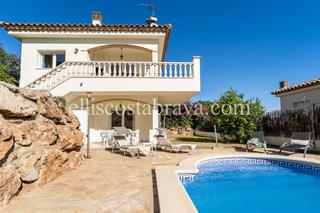 Maison  Passatge vall de bianya. Villa de 4 dormitorios, piscina privada, licencia turística y vi