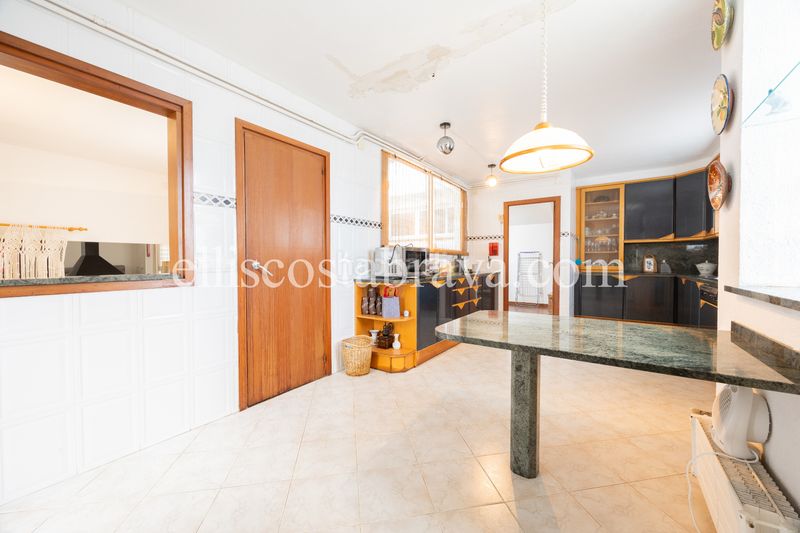Foto 19016f74-2919-400e-a893-a40f75170600. Casa amb xemeneia calefacció aparcament piscina a Escala (L´)