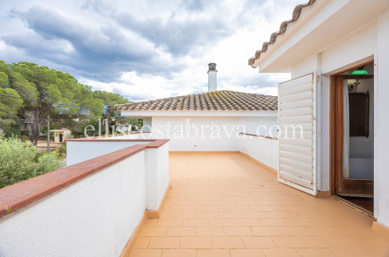 Foto 36290b48-e0f9-479e-a251-a625f9da251d. Casa amb xemeneia calefacció aparcament piscina a Escala (L´)