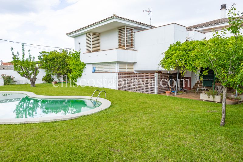 Foto 423c2840-f922-4190-b4a6-f2a4c7e01c8b. Casa amb xemeneia calefacció aparcament piscina a Escala (L´)