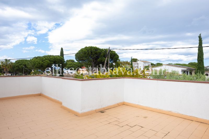 Foto 5e6bdfa6-71ec-4075-bb5d-4bc43df9b158. Casa amb xemeneia calefacció aparcament piscina a Escala (L´)