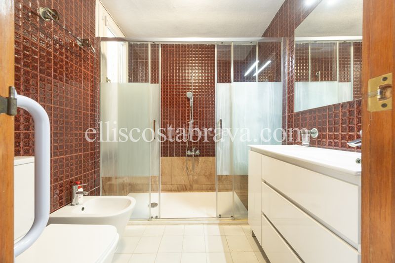 Foto 6dff2d00-be1d-4677-8df8-c4bc5c7f4cf1. Casa amb xemeneia calefacció aparcament piscina a Escala (L´)