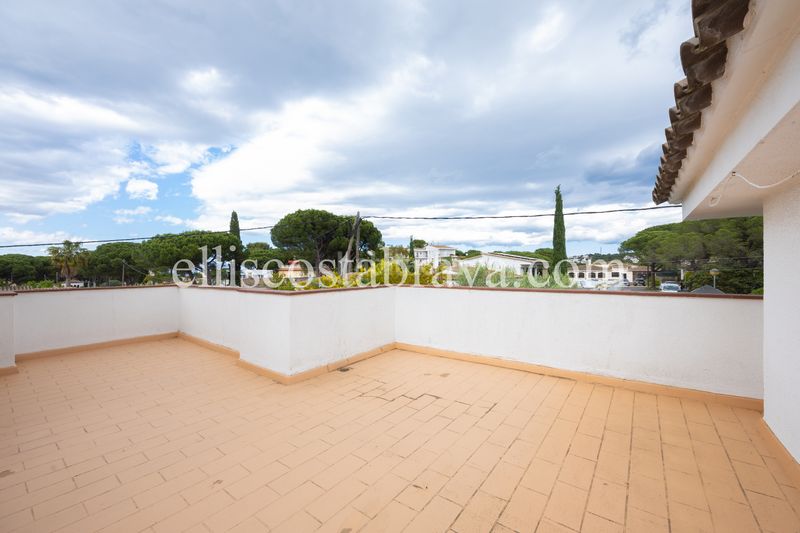 Foto 800b6acf-968d-441e-b2ad-cf277088e6cd. Casa amb xemeneia calefacció aparcament piscina a Escala (L´)