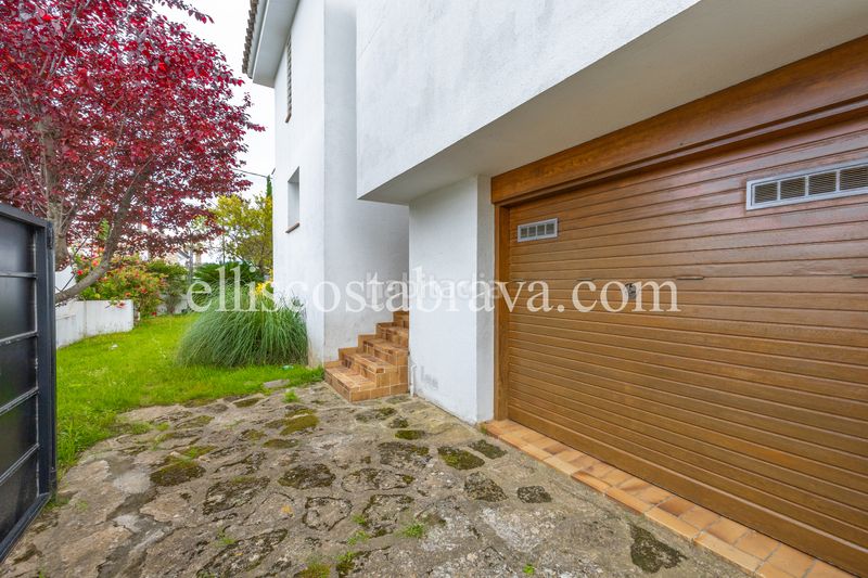 Foto 93533a54-7413-4c8b-ab88-59ca58d616c9. Casa amb xemeneia calefacció aparcament piscina a Escala (L´)