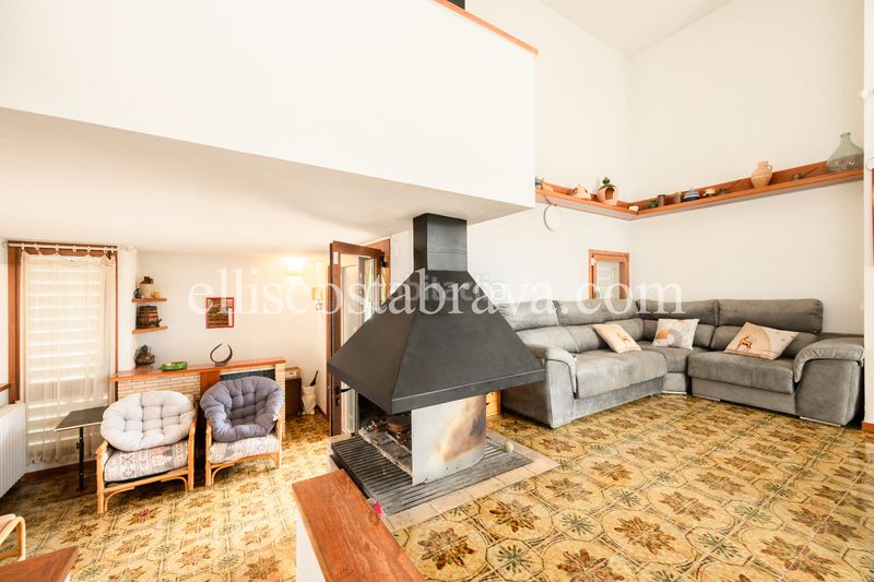 Foto a0d713a3-7ce5-42ae-823f-35f9e40ef575. Casa amb xemeneia calefacció aparcament piscina a Escala (L´)