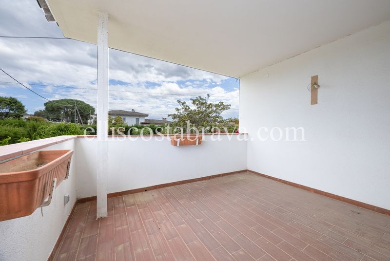 Foto dac7609c-7fb0-4e9e-8f81-bd0b3c1bf4e4. Casa amb xemeneia calefacció aparcament piscina a Escala (L´)