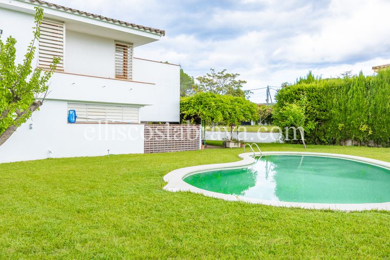 Foto f84cf86b-87c0-4a2c-9813-0a2012d4623a. Casa amb xemeneia calefacció aparcament piscina a Escala (L´)