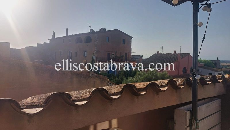 Foto 1e0e2819-9844-4324-b547-fa71fe43309f. Casa adossada amb xemeneia a Albons