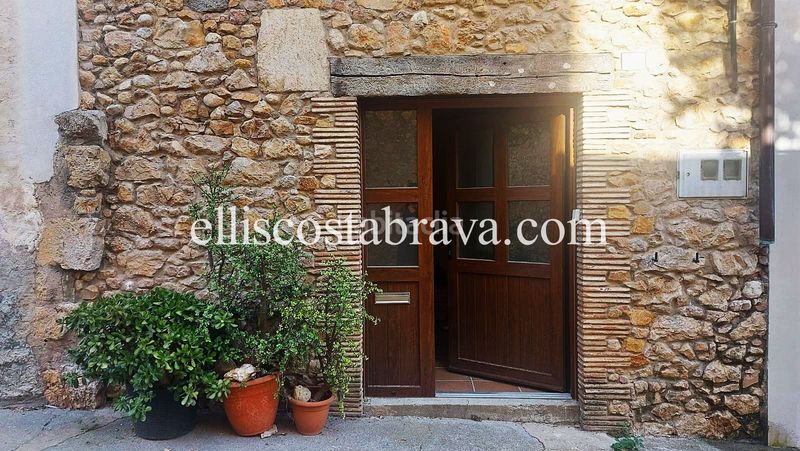 Foto 5e11ebc2-77f0-40e0-8273-e88bb9d23909. Casa adossada amb xemeneia a Albons