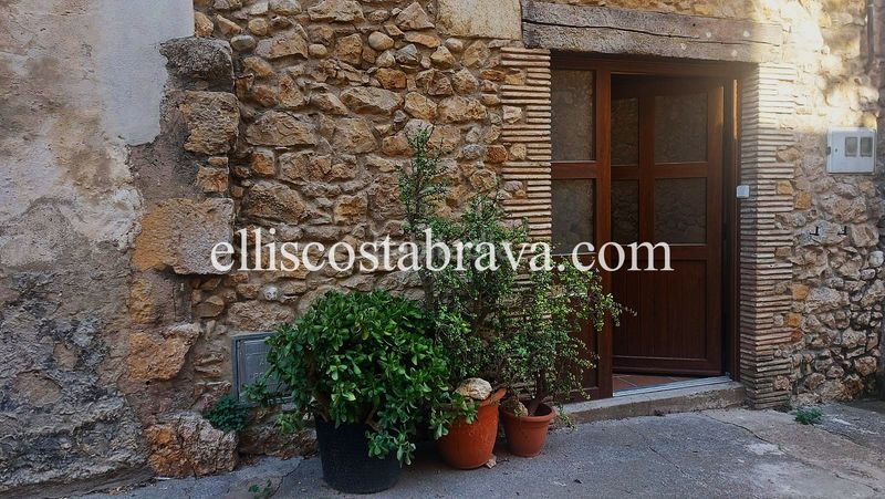 Foto 7a9b82c3-cf46-435b-ab3f-ba6487bc7bd3. Casa adossada amb xemeneia a Albons