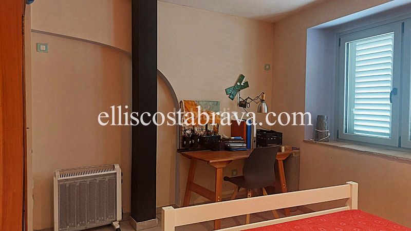 Foto 7e99fc91-ad0a-49e2-8752-6d7b85ed4314. Casa adossada amb xemeneia a Albons
